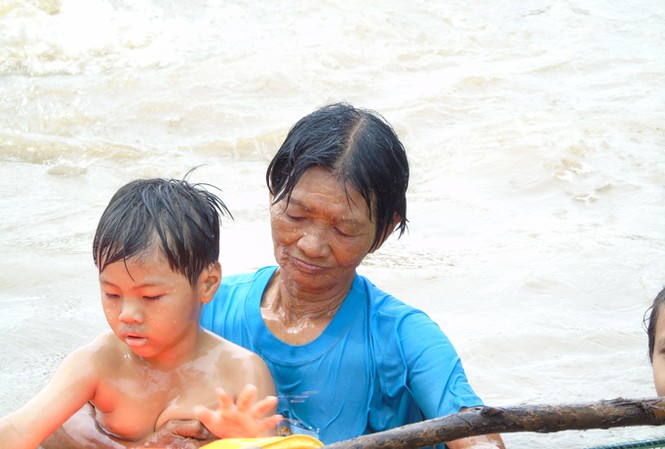 Những chuyện tử tế vùng sông nước - Bài 2: Nữ huấn luyện viên bơi U60 Bể bơi tự chế của bà Thia.