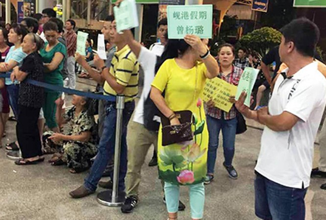 'Kêu cứu' vì hướng dẫn viên Trung Quốc HDV Trung Quốc đón khách, dẫn đoàn ngay tại sân bay Đà Nẵng. Ảnh HDV cung cấp.