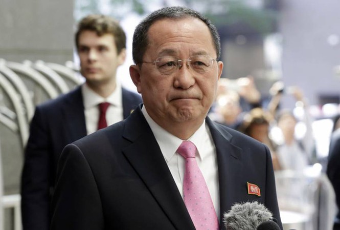 Chân dung ngoại trưởng Triều Tiên được nhiều người khen Ngoại trưởng Triều Tiên Ri Yong-ho phát biểu với báo chí bên ngoài một khách sạn tại New York. Ảnh: AP.