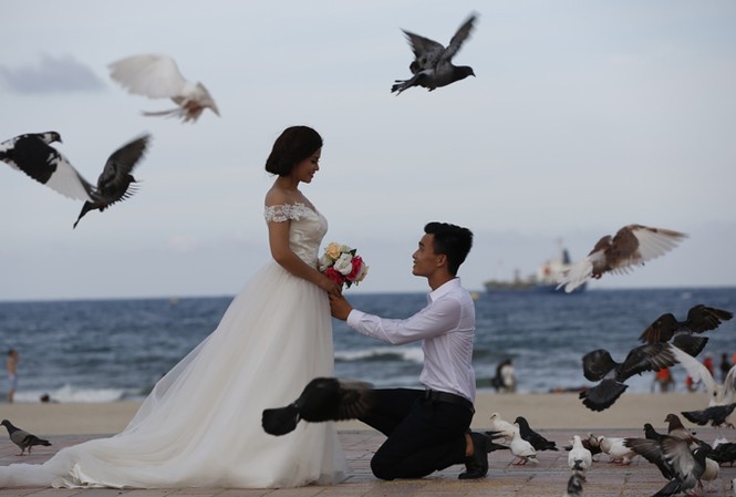 Yêu nhanh, cưới vội: Ai muốn rước thì trả 70 triệu đồng Ai cũng mong bình yên sau hôn nhân, nhưng cuộc sống luôn là ẩn số thử thách tình yêu. Ảnh minh họa: Hồng Vĩnh.