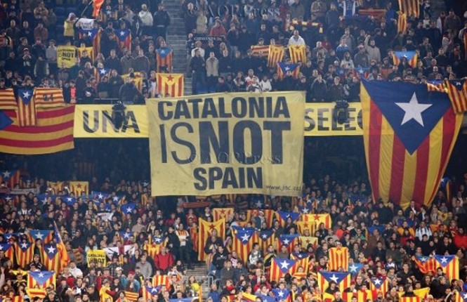 Catalonia - cuộc khủng hoảng thực sự cho cả châu Âu Khẩu hiệu “Catalonia không phải Tây Ban Nha” được treo trong cuộc trưng cầu ý dân vừa qua. Ảnh: ABC.