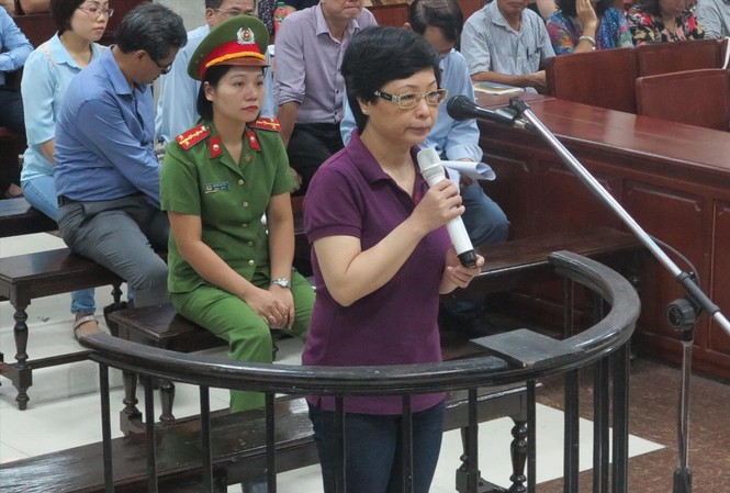 Xét xử Châu Thị Thu Nga: Khai đến tiền 'chạy' là mất tín hiệu Bị cáo Châu Thị Thu Nga tại tòa.