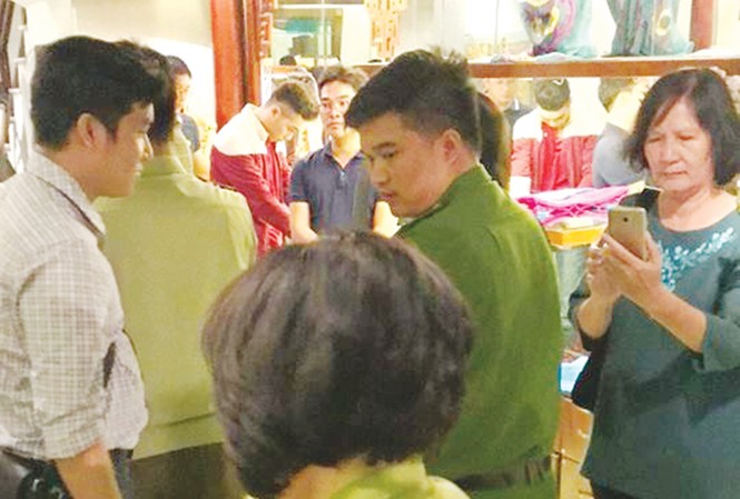 Khaisilk bán hàng Trung Quốc: Người tiêu dùng bị lừa suốt nhiều năm Cửa hàng Khaisilk tại Hàng Gai bị liên ngành vào kiểm tra.