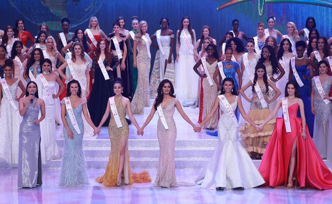 Lần đầu tiên Việt Nam đoạt giải của BGK Miss World Hoa hậu Mỹ Linh (thứ 4, từ phải qua) vui mừng khi cùng 4 thí sinh khác giành giải Hoa hậu Nhân ái.