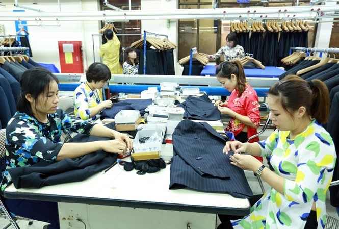 CPTPP ký ngày 8/3: Tất cả các dòng thuế sẽ về 0% trong 7- 10 năm tới Công nhân trong giờ làm việc tại một công ty may mặc Hà Nội. Ảnh: Nhật Minh.