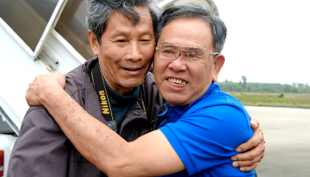 'Hai người lính' hội ngộ lịch sử sau 45 năm-Kỳ 1: Điểm hẹn: Quảng Trị Giây phút hội ngộ ở sân bay Phú Bài của nhà báo Chu Chí Thành và “người mẫu ảnh” Bùi Trọng Nghĩa. Ảnh: Triệu Đô.
