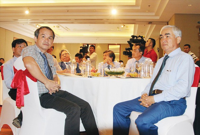 Bầu Đức và chiếc ghế Chủ tịch VFF Được đề cử song bầu Đức (trái) từ chối ra tranh cử chức Chủ tịch VFF khoá 8, thay thế vị trí của ông Lê Hùng Dũng (phải). Ảnh: VSI.
