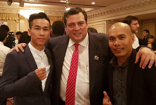Võ sỹ Trần Văn Thảo làm rạng danh boxing Việt Trần Văn Thảo (ngoài cùng bên trái) đứng cạnh chủ tịch WBC Mauricio Sulaiman.