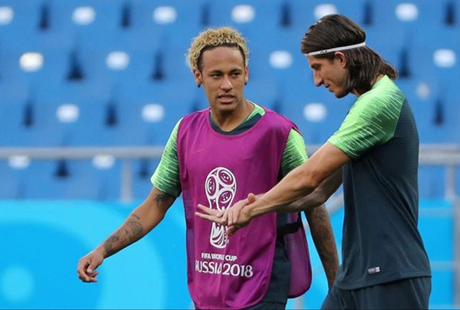 Neymar trình làng kiểu tóc 'mỳ tôm' Neymar trình làng kiểu tóc 'mỳ tôm'