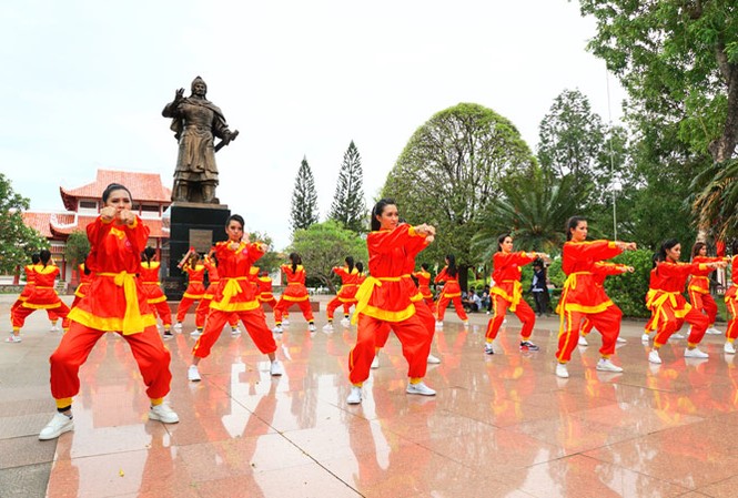 30 bóng hồng 'nhập môn' võ Tây Sơn Luyện võ trước tượng đài vua Quang Trung. Ảnh: Hồng Vĩnh.
