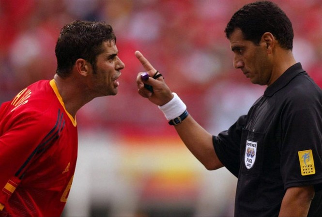 BÌNH LUẬN WORLD CUP: Ngày 21/6 của Tây Ban Nha Hierro đối đầu trọng tài trong trận thua Hàn Quốc ở tứ kết World Cup 2002.