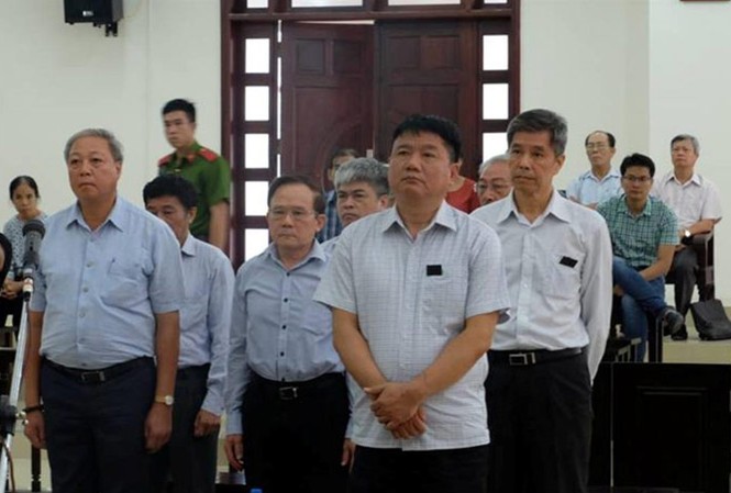 Ông Đinh La Thăng bị tuyên y án 18 năm, bồi thường 600 tỷ đồng Các bị cáo nghe tòa tuyên án.