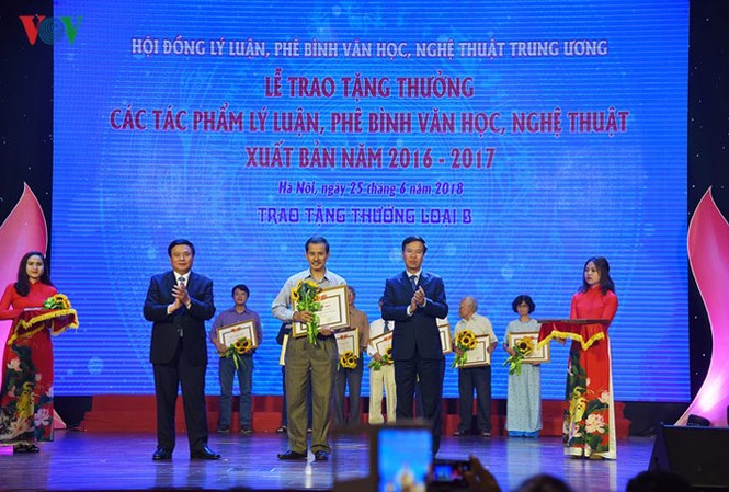 Lại nóng tiểu thuyết lịch sử gây tranh cãi Hội đồng Lý luận Phê bình Văn học, nghệ thuật Trung ương tặng 28 tác phẩm lý luận
và phê bình xuất bản 2016-2017. Ảnh: Hà Phương.