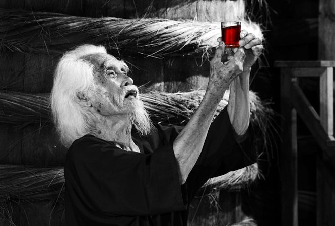 Tình biển trong Bảo tàng nước mắm đầu tiên Cụ Sáu “cẩn” nước mắm. Ảnh: Đỗ Hữu Tuấn.