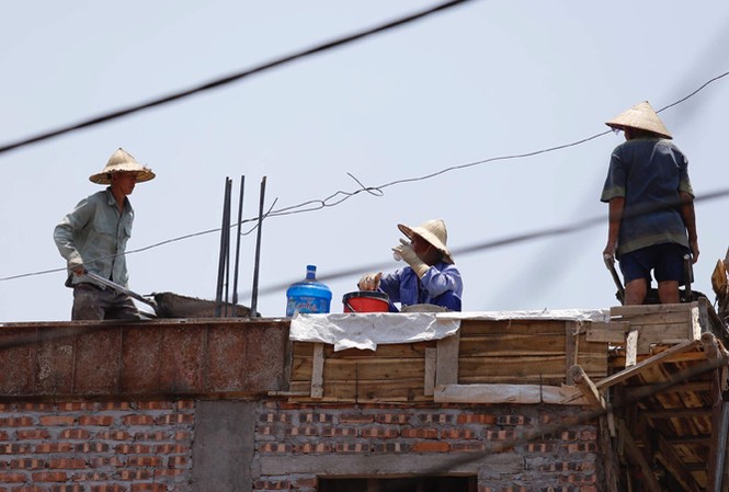 Tháng 7 có 2 đợt nắng nóng, 2 cơn bão? Những người thợ xây dựng đổ trần nhà dưới trời nắng nóng 45oC trên đường Nguyễn Trãi, Hà Nội. Ảnh: Như Ý.