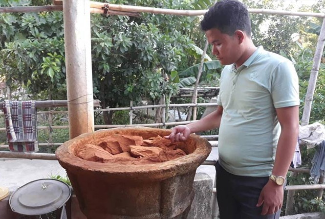 Hàng nghìn hộ dân khát nước sạch Phèn bám vào các vật dụng lấy nước và bể lọc làm đổi màu.