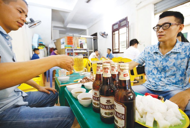 Bia Hà Nội – Nét văn hóa truyền thống trong hơi thở hiện đại Quý 4/2018, bia chai Bia Hà Nội 450ml sẽ được tiến hành thay đổi nhận diện theo xu hướng trẻ trung và hiện đại hơn. Ảnh: Như Ý.