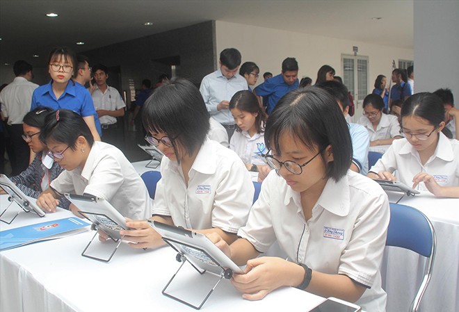 Khai mạc hội thi Olympic tiếng Anh HSSV toàn quốc năm 2018 Học sinh, sinh viên tham gia phần thi trực tuyến trong ngày khai mạc hội thi Ảnh: NGÔ TÙNG