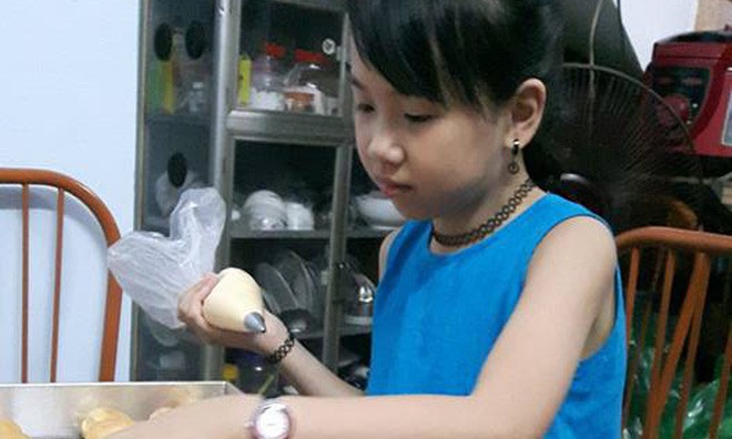 Rộn ràng bán đồ ăn tự chế Bé Bống khởi nghiệp từ khi 7 tuổi với món chè bưởi
