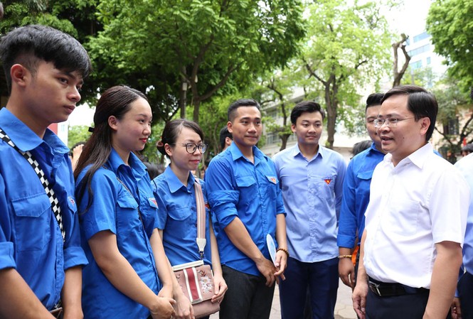 Nhiều sáng tạo mang lại giá trị cho cộng đồng Anh Nguyễn Anh Tuấn, Bí thư thường trực T.Ư Đoàn thăm đội hình tiếp sức mùa thi tại Hà Nội