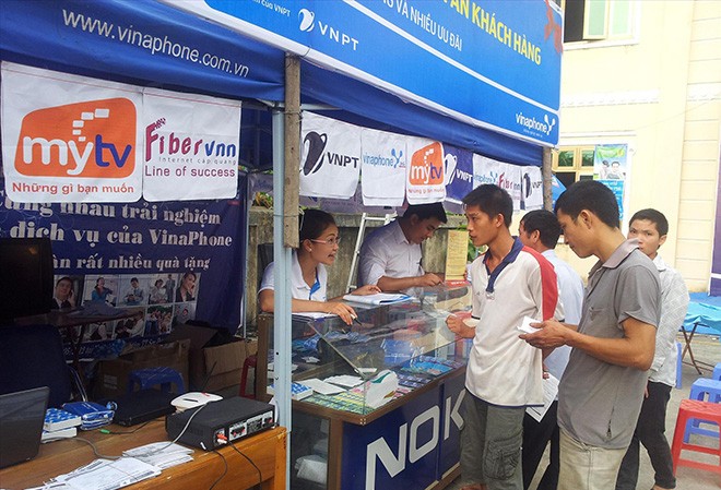 Khóc cười chuyện đổi đầu số di động Việc đổi số di động khiến thị trường sim số đẹp sôi động lên chút ít nhưng làm đại đa số người dùng sim 11 số phải chuyển đổi chịu phiền toái, hao công, tốn của. Ảnh: Võ Hóa.