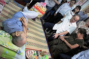 Bí thư Thành ủy cảm ơn người dân Thủ Thiêm tự giác di dời Bí thư Thành ủy TPHCM Nguyễn Thiện Nhân thăm gia đình cụ Trần Ngọc Minh