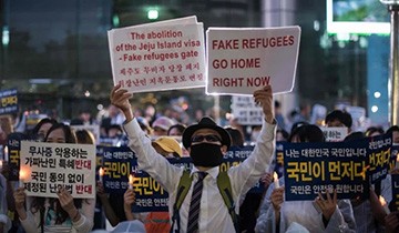 Biểu tình phản đối người tị nạn trên đảo Jeju Người dân Hàn Quốc ra đường phản đối cho người Yemen cư trú tại đảo Jeju. Ảnh: Getty Images.