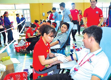 Giọt hồng nơi đất mũi Các bạn trẻ đang hiến máu