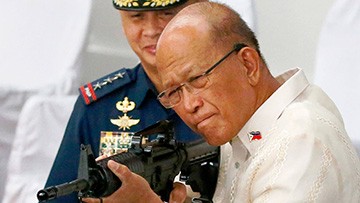 Vì sao bộ trưởng Quốc phòng Philippines chỉ trích Mỹ? Bộ trưởng Delfin Lorenzana. Ảnh: AP