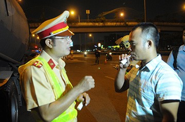 Mạnh tay 'xử' tài xế sử dụng chất kích thích Lực lượng CSGT Công an TPHCM chốt chặn kiểm tra nồng độ cồn, chất kích thích với tài xế xe container tối 15/1