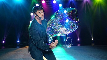 Fan Yang đưa Huyền thoại bong bóng ra công viên Fan Yang đem “Huyền thoại bong bóng” về biểu diễn thường xuyên ở công viên Yên Sở
