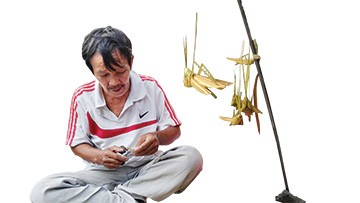 Những nét văn hoá dân gian có sức hút kỳ lạ trong hơi thở hiện đại Cào cào lá dừa, lá tre nhún nhảy trên đường phố Sài Gòn mặc dòng người ngược xuôi.