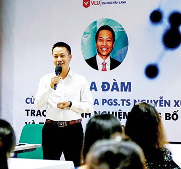 PGS Nguyễn Xuân Hùng đang giảng bài cho ĐH Văn Lang về phương pháp công bố 
