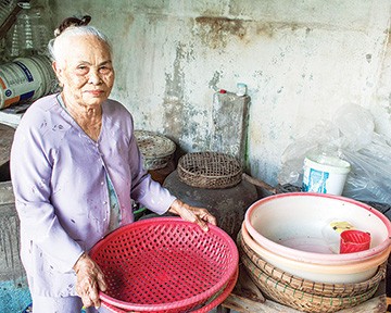 Nam Ô, điều anh em Gabriel Veyre chưa kể Cụ bà Huỳnh Thị Suốt, vừa đi biển, vừa làm mắm ngon nức tiếng, bà có 10 người con (5 trai, 5 gái)