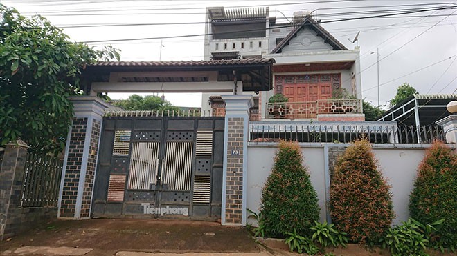 Nhiều cán bộ vay tiền tỷ rồi… “xù” Căn nhà số 73 Lê Hồng Phong (thị xã Gia Nghĩa, tỉnh Đắk Nông) của vợ chồng ông cựu Chủ tịch UBND huyện Tuy Đức