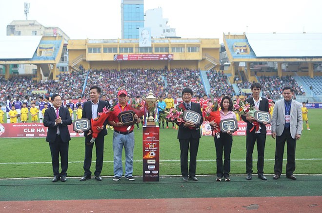 Siêu cúp Quốc gia thành công hơn cả mong đợi! Ông Trần Anh Tú (ngoài cùng bên phải) cùng lãnh đạo báo Tiền Phong tặng hoa cảm ơn nhà tài trợ Kim cương THACO, nhà tài trợ vàng Kinh Bac City và các nhà tài trợ khác