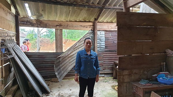Vụ phóng viên cầm tiền chạy việc: Viện kiểm sát nói gì? Trong ngôi nhà rách nát không có tiền sửa chữa, chị Đào nói, sẽ đi đến cùng để tìm công lí