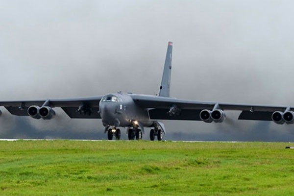 Mỹ điều B-52 đến gần biển Đông Trong bức ảnh chụp ngày 23/9/2018, một máy bay ném bom B-52H Stratofortress của Không quân Mỹ đang cất cánh từ đảo Guam. Ảnh: Không quân Mỹ