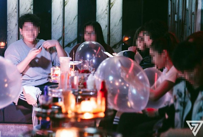 Bóng cười tràn ngập quán bar ở phố cổ Hà Nội Giới trẻ sử dụng bóng cười được quảng cáo trên trang mạng xã hội của bar Ball 4. Ảnh: Facebook bar Ball 4