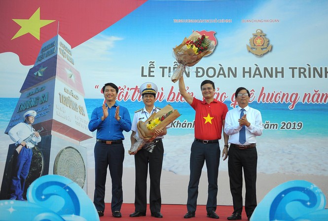Gần lắm Trường Sa Bí thư T.Ư Đoàn Nguyễn Ngọc Lương tặng hoa tại lễ tiễn đoàn Hành trình Tuổi trẻ vì biển đảo quê hương 2019. Ảnh: Xuân Tùng