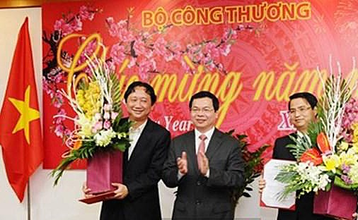 Không lợi dụng xử giáng chức để né cách chức Ông Vũ Huy Hoàng (giữa) bị cách chức Bí thư Ban cán sự Đảng Bộ Công Thương và xóa tư cách nguyên Bộ trưởng Bộ Công Thương