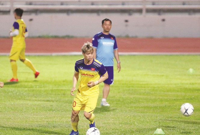 Chung kết King's Cup: Chờ HLV Park Hang Seo trổ tài Công Phượng cùng các đồng đội sẵn sàng cho trận đấu với Curacao. Ảnh: Hữu Phạm