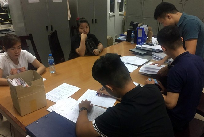 Hành trình từ Hà Nội lên Lạng Sơn tóm cơ sở chuyên cung cấp thiết bị gian lận Trần Thị Quỳnh (áo trắng) và Nguyễn Thị Nga tại cơ quan công an