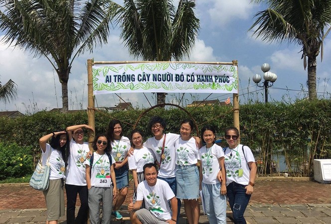 Những hiệp sĩ cây xanh Nhóm Hạnh Phúc Xanh đã trồng 5.000 cây dương liễu tặng Hội An. Ảnh: Anh Tuấn