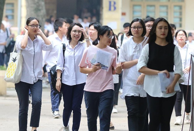 Chấm thi THPT quốc gia 2019: Khó có mưa điểm 10 Thí sinh sau khi thi xong môn thi Toán tại điểm thi trường THPT Việt Đức - Hà Nội. Ảnh: Như Ý