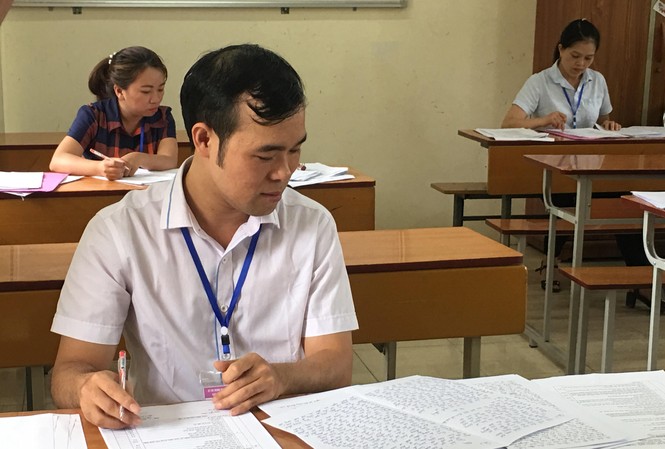 Xuất hiện bài thi THPT quốc gia 'bất thường' ở Thanh Hoá Chấm thi tự luận. Ảnh: Nghiêm Huê