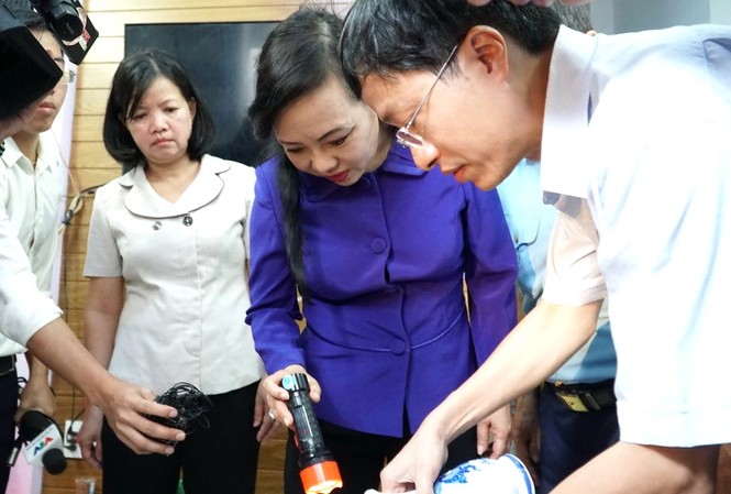 Dịch sốt xuất huyết gia tăng: Không để người dân phải chết oan Bộ trưởng Nguyễn Thị Kim Tiến kiểm tra công tác phòng chống SXH tại TPHCM. Ảnh: Anh Tuấn