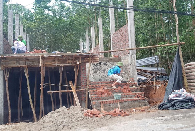 Bị chiếm đất, gia đình liệt sĩ kêu cứu Nhà ông Bình đang xây dựng Ảnh: K.N