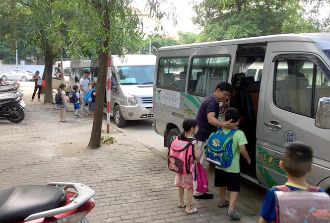 Bát nháo dịch vụ đưa đón học sinh: Sau bài học Gateway, tập huấn cả tài xế Hiện đa số các trường học thuê xe từ các công ty dịch vụ để đưa đón học sinh (Ảnh minh họa)