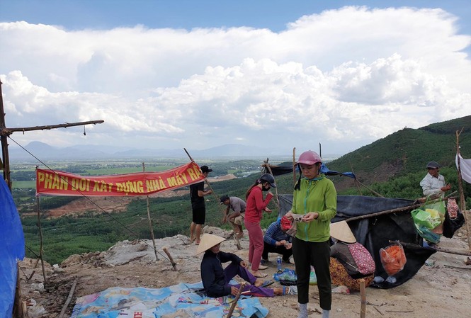 Quảng Nam thuyết phục dân không phản đối việc xây lò đốt rác Người dân tụ tập phản đối xây lò đốt rác tại xã Đại Nghĩa, huyện Đại Lộc. Ảnh: T.B